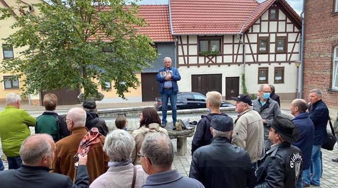 Bernward Seipel erkl&auml;rt, auf dem Angerstein stehend, die Ereignisse am 10. April 1945. (Foto: Urania)