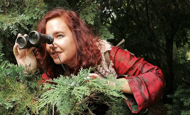 Eva Lankau schl&uuml;pft in die Rolle der Mamsella Federkiel und begibt sich auf die Suche nach der chinesischen Nachtigall (Foto: James Patrick H&ouml;ppner)