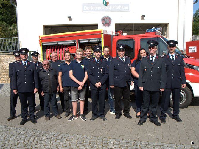 Die Feuerwehrleute freuen sich &uuml;ber das neue Fahrzeug (Foto: Ilka K&uuml;hn)