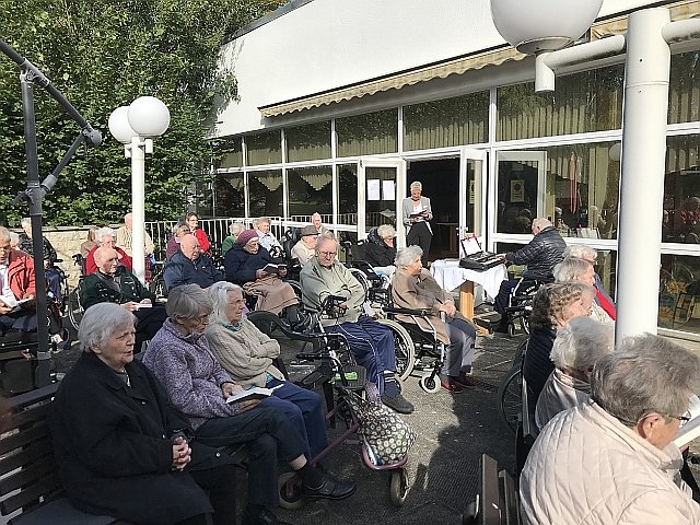 Gottesdienst im Freien (Foto: Ilka K&uuml;hn)