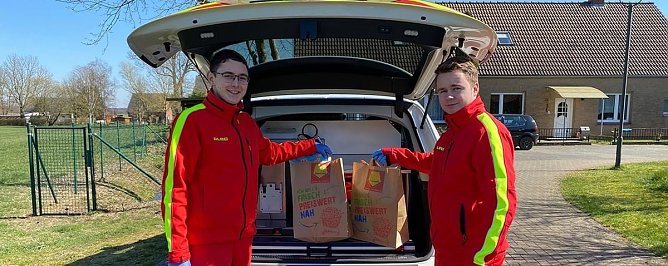 Die DLRG geht einkaufen. Von links: Nils Leidloff, Lennard Andre     (Foto: DLRG)