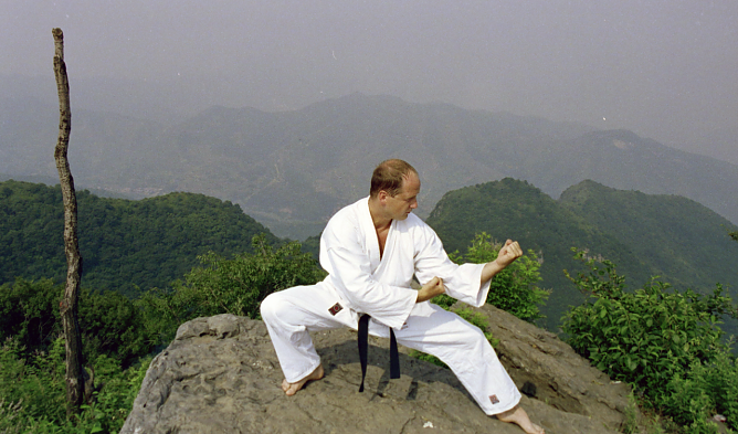 Joachim Retzek mit Blocktechnik in den Bergen von Shaolin (Foto: Kampfsportverein Leinefelde e.V.)