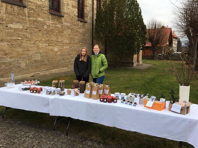 v.l.n.r. Die beiden Sch&uuml;lerinnen Hannah Wildenhein und Rabea Conradi spenden f&uuml;r den guten Zweck (Foto: Eichsfeld Klinikum)