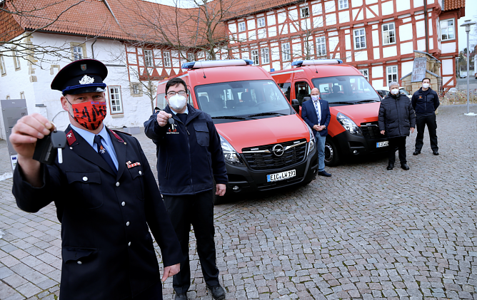 Mathias Iseke und Dominik Dietrich (vorn von links) vor ihren neuen Einsatzfahrzeugen. Die Schl&uuml;ssel dazu gab es von B&uuml;rgermeister Marko Grosa und Ordnungsamtschef G&uuml;nther Fiedler (Foto: Ren&eacute; Wei&szlig;bach)