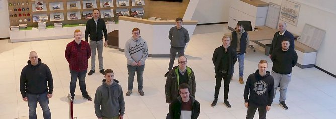 Elf frischgebackene Kfz-Mechatroniker-Gesellen erhielten jetzt ihre Arbeitsvertr&auml;ge und verst&auml;rken nun die Werkst&auml;tten der Peter-Gruppe in Th&uuml;ringen und S&uuml;d-Niedersachsen. Die Gesch&auml;ftsf&uuml;hrer Helmut Peter (rechts) und Andreas Peter (hinten) freut&acute;s. (Foto: AHP)