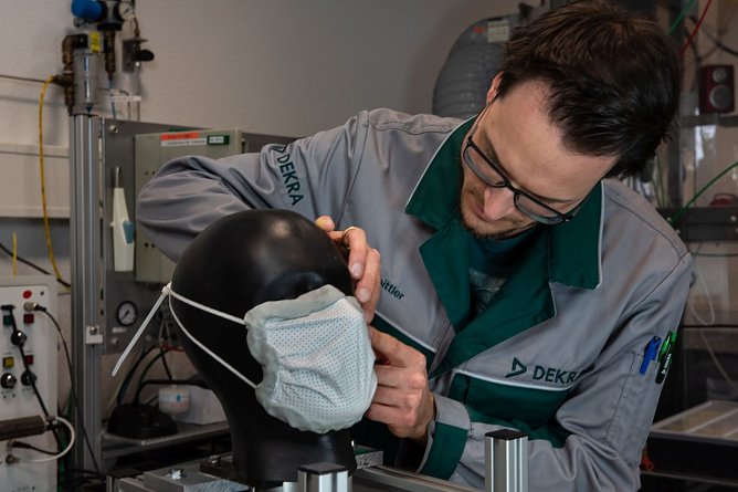 Coronamasken-Pr&uuml;fung auf Atemwiderstand (Foto: DEKRA)
