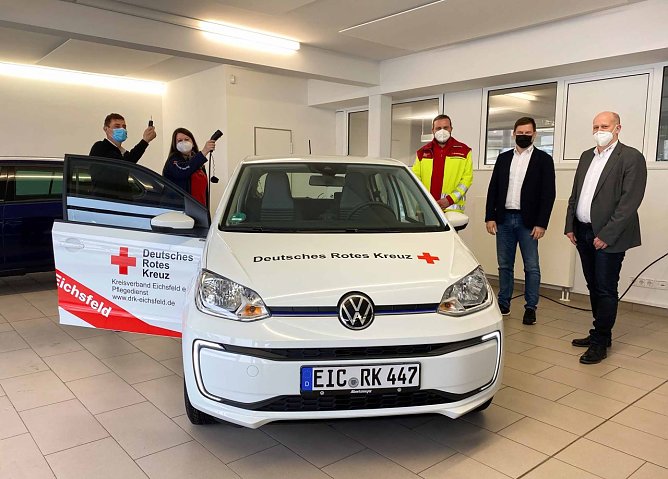 Heute wurde das das erste Elektrofahrzeug an das DRK Eichsfeld &uuml;bergeben (Foto: Autohaus Albertsmeyer)