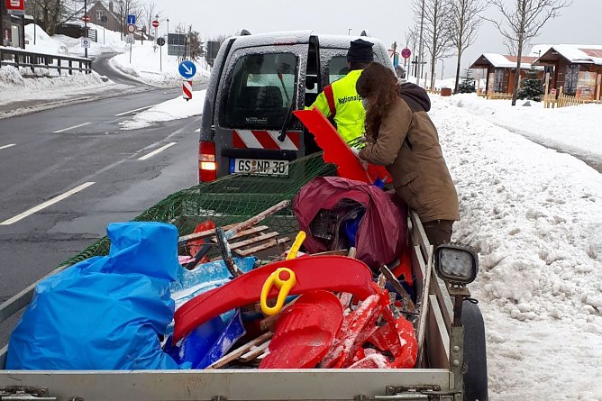 Vergangene Woche kam an einem Rodelhang ein ganzer Anh&auml;nger voller M&uuml;ll zusammen (Foto: Thomas Beck)