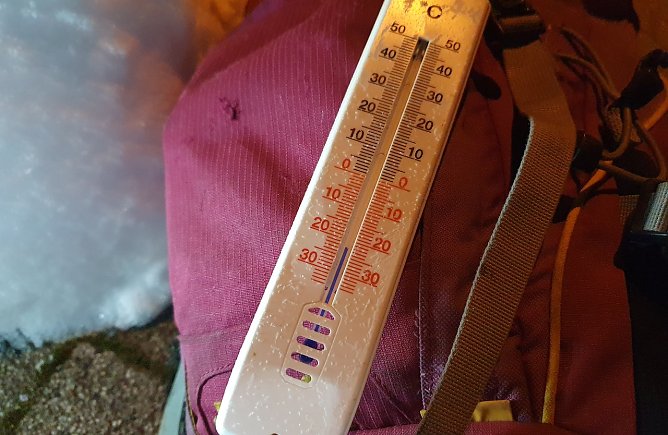 An der Busshaltestelle in Gro&szlig;leinungen zeigte das am Rucksack befestigte Thermometer - 22 Grad. (Foto: B.Schwarzberg)