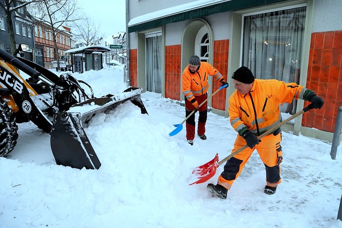 Unerm&uuml;dlich im Einsatz: Mitarbeiter des Winterdienstes (Foto: Stadt Leinefelde-Worbis)
