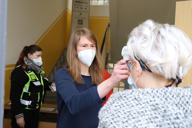 Stadtmitarbeiterin Gina Grimm beim Temperaturtest (Foto: Ren&eacute; Wei&szlig;bach)