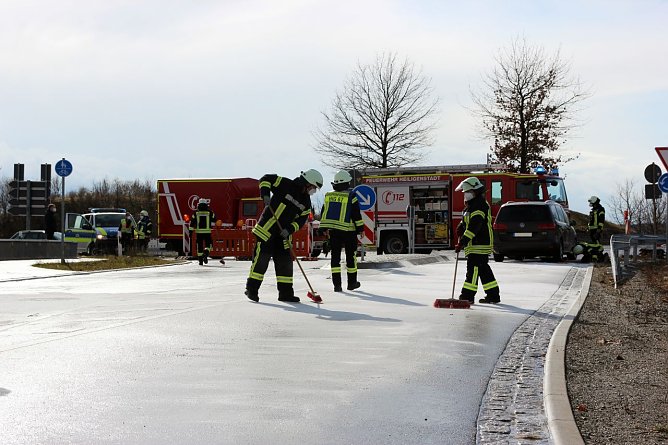 Ölspur beseitigt (Foto: Feuerwehr Heiligenstadt) Ölspur beseitigt (Foto: Feuerwehr Heiligenstadt)