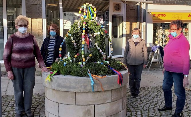 Die Landfrauen schm&uuml;cken den Brunnen (Foto: Stadt Leinefelde/Worbis)