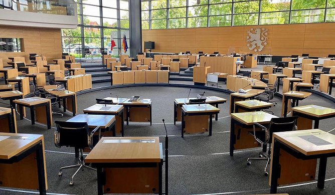 Großer Plenarsaal: Zieht hier im Herbst ein neuer Landtag ein? (Foto: nnz-Archiv) Großer Plenarsaal: Zieht hier im Herbst ein neuer Landtag ein? (Foto: nnz-Archiv)