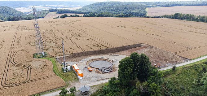 Arbeiten auf Hochtouren: Seit Februar lief die Planungsphase, nun ist bereits das Fundament f&uuml;r den neuen Hochbeh&auml;lter bei Kalteneber zu sehen. (Foto: Eichsfeldwerke)