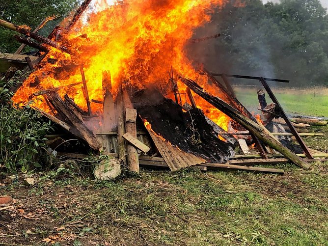 Wellblechpappe und lackiertes Holz abgebrannt (Foto: Landespolizeiinspektion Nordhausen)