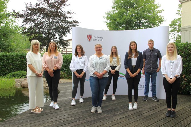 Neue Auszubildende beim Landkreis - v.l.n.r.: Ausbildungsleiterin Frau Krieter-Hansen, Jugend- und Auszubildendenvertreterin Frau Hennecke, Laura Riemekasten, Emilia Tr&auml;ger, Celina Fromm, Janine Klipstein, Benedikt Klaus, Samira Jakob  (Foto: Landkreis Eichsfeld)