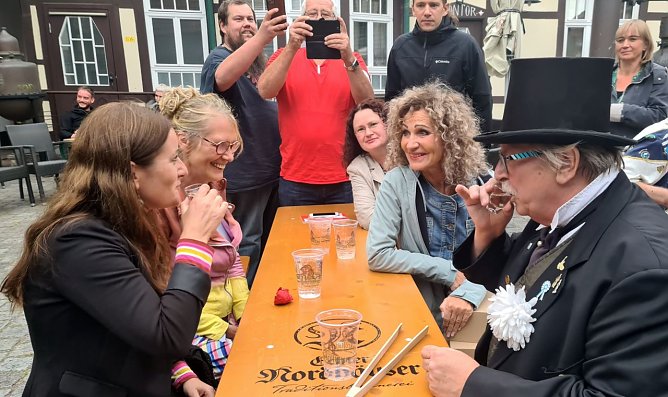 Musste mit Prof. Zwanziger ansto&szlig;en - eine der beiden Bundesvorsitzenden der LINKE (Foto: nnz)