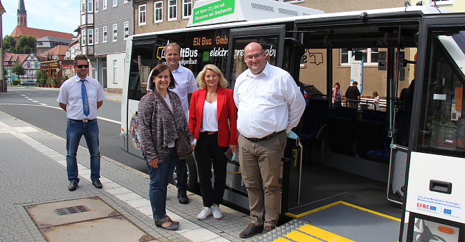 (v.l.): Barrierefrei und vollelektrisch: Gemeinsam mit Tino Windolph von der EW�Bus machten Regiobus-Verkehrsleiter Thorsten M&uuml;ller und Daniel Radom den Alltagstest an der Bushaltestelle G&ouml;ttinger Stra&szlig;e. Zwei Vertreterinnen des Landkreises Potsdam-Mittelmark begleiteten die beiden. (Foto: Eichsfeldwerke, Sarah Mumdey)