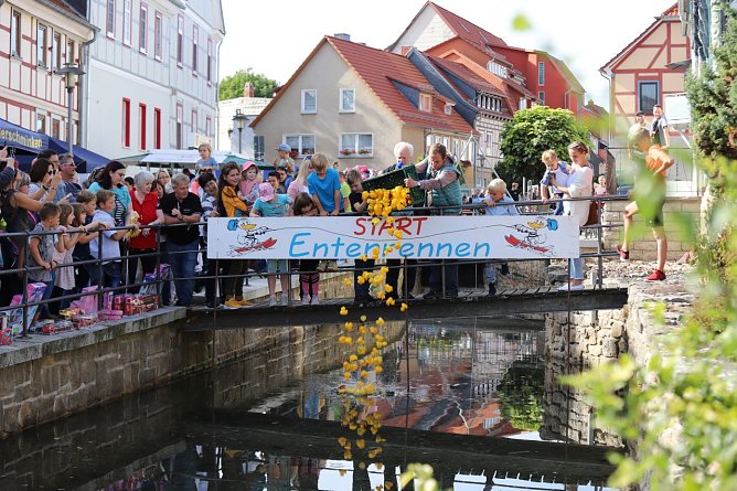 Viel Spa&szlig; beim beliebten Entenrennen haben vor allem die Kinder. Auf die Besitzer der schnellsten Plastikv&ouml;gel warten am Ende tolle Preise. (Foto: Ren&eacute; Wei&szlig;bach)