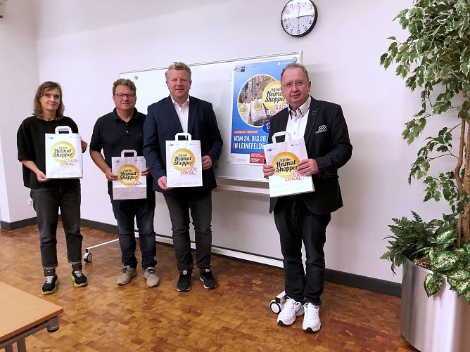 v. l.: Natalie H&uuml;nger (Fachamt &Ouml;TK), Alexander Kopke, Christian B&ouml;duel und Arnold Senft stellten im Rathaus Wasserturm die Aktion Heimatshoppen vor.  (Foto: Ilka K&uuml;hn)
