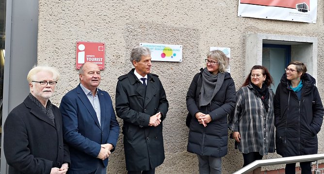 &Uuml;bergabe der Informationstafel. Von links nach rechts sind abgebildet:  Zeitzeuge Edgar Pferner, Vorsitzender des Grenzlandmuseums Eichsfeld Horst Dornieden, Th&uuml;ringer Minister f&uuml;r Jugend, Bildung und Sport Helmut Holter, die Nieders&auml;chsische Staatssekret&auml;rin Gaby Willamowius, Zeitzeugin Kathrin Begoin-Weber und Gesch&auml;ftsf&uuml;hrerin des Grenzlandmuseum Eichsfeld Mira Keune. (Foto: Grenzlandmuseum)