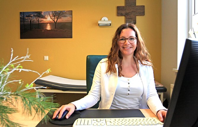 Alexandra Toth in ihrer Praxis in Niedersachswerfen (Foto: Harztor-Praxis)