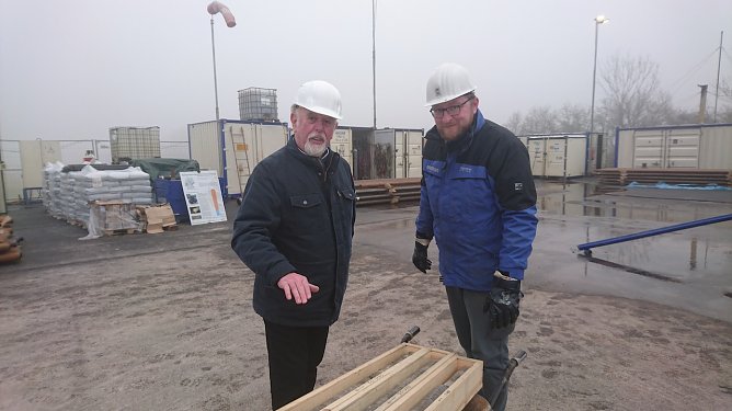 Gerhard Jüttemann (links) freut sich, wenn der Kali-Bergbau in den Südharz zurückkehrt (Foto: agl) Gerhard Jüttemann (links) freut sich, wenn der Kali-Bergbau in den Südharz zurückkehrt (Foto: agl)