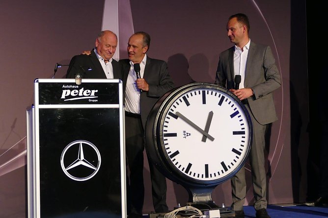 Der Gesch&auml;ftsf&uuml;hrer der Abrissfirma, Jochen Kaiser, hat Helmut Peter als Erinnerung an den alten M&uuml;hlenbau-Standort die aufgearbeitete alte Werksuhr des VEB M&uuml;hlenbau geschenkt als Dankesch&ouml;n f&uuml;r alles. Sie kommt in den Schauraum. (Foto: H. Fischer)