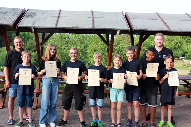 Erlebnisreiche Tage im Zeltlager und Auszeichnungen (Foto: Feuerwehr Heiligenstadt) Erlebnisreiche Tage im Zeltlager und Auszeichnungen (Foto: Feuerwehr Heiligenstadt)