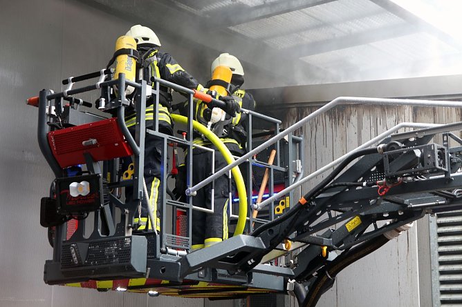 Brand wird unter Kontrolle gebracht (Foto: Marvin König ) Brand wird unter Kontrolle gebracht (Foto: Marvin König )
