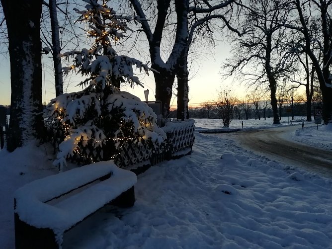 Frostig, frisch und festlich - Sophienhof im Harz (Foto: W. Jörgens) Frostig, frisch und festlich - Sophienhof im Harz (Foto: W. Jörgens)