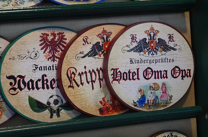 Verkaufsstand auf dem Innsbrucker Weihnachtsmarkt (Foto: Hans-Ulrich Ackermann) Verkaufsstand auf dem Innsbrucker Weihnachtsmarkt (Foto: Hans-Ulrich Ackermann)