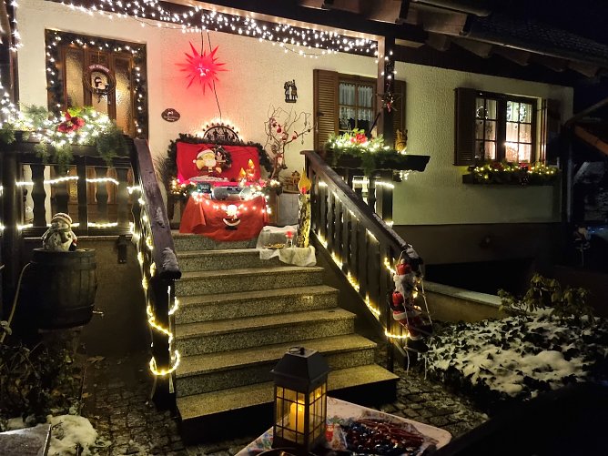 Weihnachtlich geschmücktes Haus in Hachelbich (Foto: Dieter und Petra Hartung) Weihnachtlich geschmücktes Haus in Hachelbich (Foto: Dieter und Petra Hartung)
