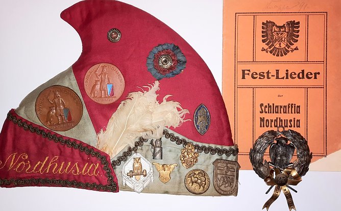 Ein wiederentdeckter "Helm" der alten Nordhusia mit einem originalen Gesangsbuch aus dem fr&uuml;hen 20. Jahrhundert (Foto: J.Bauersfeld)
