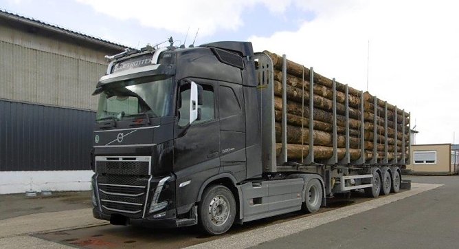 Überladener polnischer Holzfrachter (Foto: Autobahnpolizei) Überladener polnischer Holzfrachter (Foto: Autobahnpolizei)