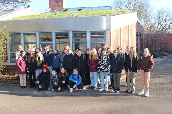 Die Exkursionsteilnehmer der 6.2. vor dem Tropenhaus (Foto: Sabine Müller) Die Exkursionsteilnehmer der 6.2. vor dem Tropenhaus (Foto: Sabine Müller)