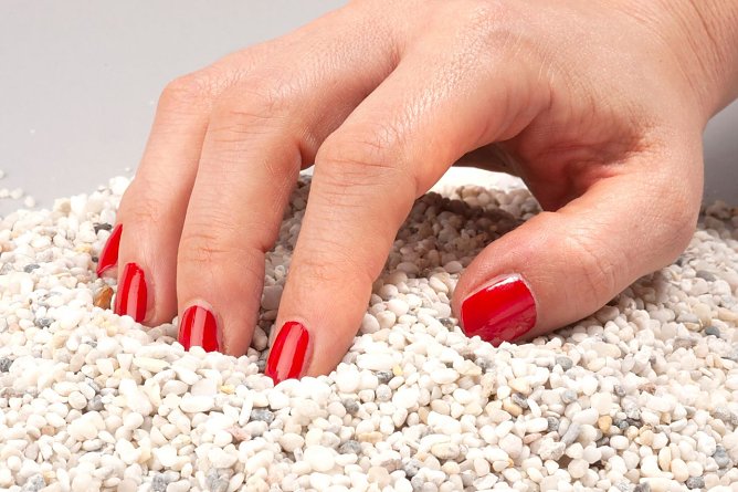 Halt&shy;barkeits&shy;test beim Griff in die Kiesel&shy;steine (Foto: Stiftung Warentest)