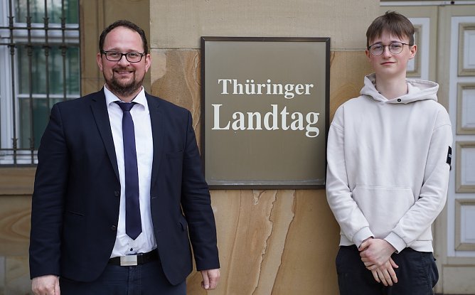 Jonathan Schade mit seinem Betreuer Thad&auml;us K&ouml;nig (Foto: Sven Ke&szlig;ler)