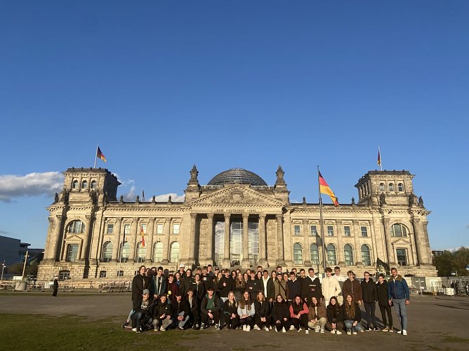 Schüler der Klasse 9 vor dem Bundestag (Foto: Lehrer Benedikt Hentschel) Schüler der Klasse 9 vor dem Bundestag (Foto: Lehrer Benedikt Hentschel)