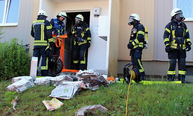 Zeitungspapierstapel wurden offenbar mutwillig angezündet (Foto: Feuerwehr Heiligenstadt) Zeitungspapierstapel wurden offenbar mutwillig angezündet (Foto: Feuerwehr Heiligenstadt)