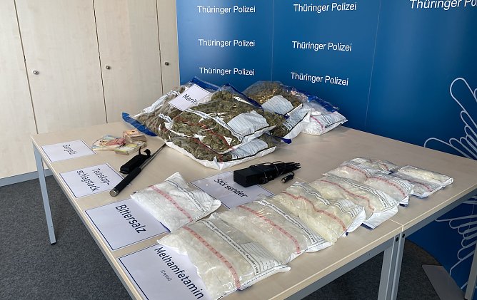 Marihuana, Crystal, ein St&ouml;rsender, ein Teleskopschlagstock und fast 29.000 Euro wurden beim Inhaftierten gefunden (Foto: oas)