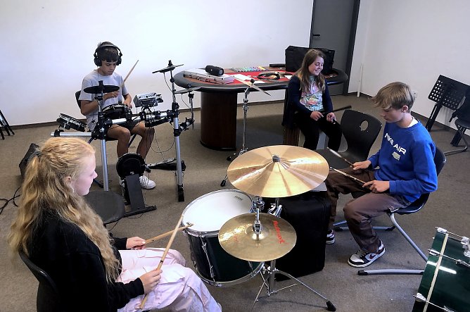 Nach dem Aufbau unter Anleitung durften die Sch&uuml;ler die Schlagzeuge nat&uuml;rlich auch gleich ausprobieren. (Foto: Matthias Fahrig)