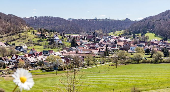Ausblicke mit Wiedererkennungswert gibt es viele in der Region Eichsfeld: Hier z.B. der Blick auf die Ortschaft Lutter. (Foto: Michael Br&uuml;ckmann)