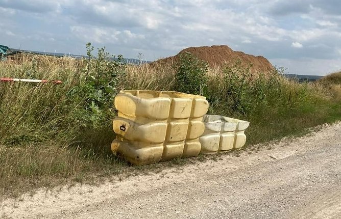 Gro&szlig;e Sauerei am Feldweg (Foto: LRA Kyffh&auml;userkreis)