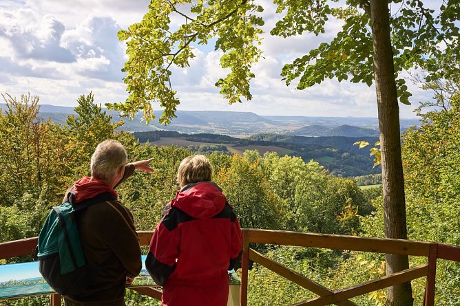 Bildunterschrift: Mit dem WanderBus die Region erkunden: Bei der vierten Tour des Jahres erkundet Wanderf&uuml;hrer Stefan Sander von der Stiftung Naturschutz Th&uuml;ringen mit den Teilnehmern das Eichsfeld nahe dem Franziskanerkloster H&uuml;lfensberg (Foto: Alexander Klingebiel)