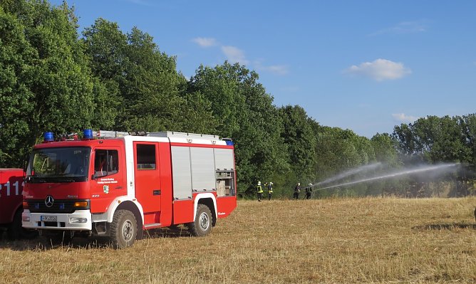 Gemeinsame Waldbrand&uuml;bungen von Forst und Feuerwehren gerade auch an Wald-Feld-Grenzen: Nicht selten wandern Feldbr&auml;nde in angrenzende W&auml;lder und verursachen dort gro&szlig;en finanziellen wie &ouml;kologischen Schaden   (Foto: Th&uuml;ringenForst)