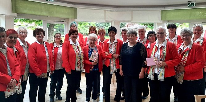 Erika Schirmer und der Frankenhäuser Frauenchor (Foto: K. Milde) Erika Schirmer und der Frankenhäuser Frauenchor (Foto: K. Milde)