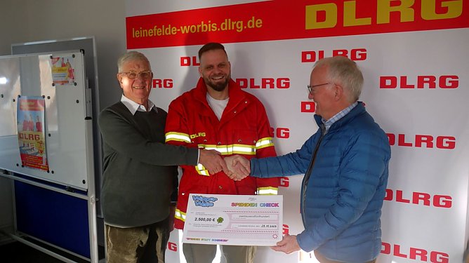 Unterst&uuml;tzung f&uuml;r die DLRG (Foto: Joachim Gr&uuml;nberg)