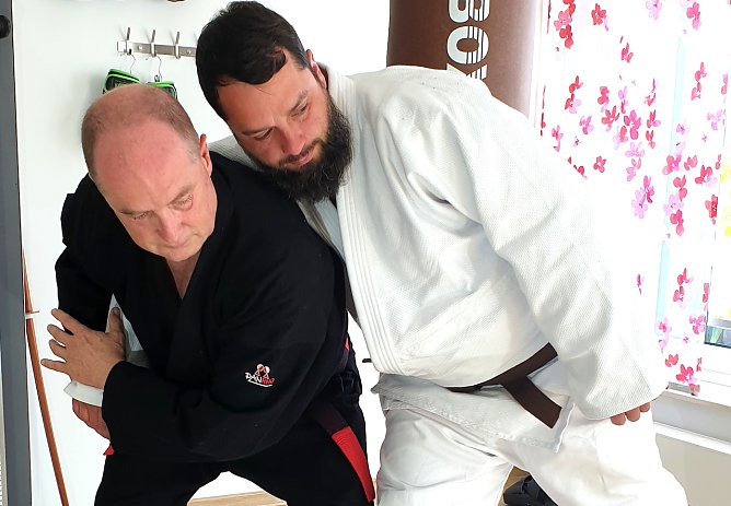 Foto: l. n. r.: Joachim Retzek und Markus Retzek, Ansatz eines Au&szlig;endrehwurfes (Soto-maki-komi) nach Kotokan und in einer SV-Variante; der gern auch als Springdrehwurf (Hane-maki-komi) geworfen wird. (Foto: J.Retzek)